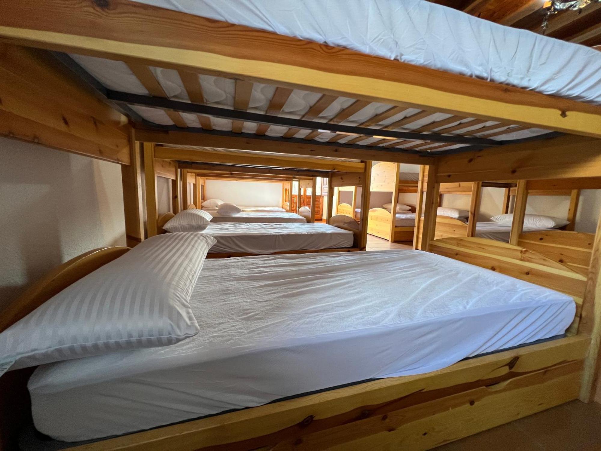 Albergue Pinares - La Casona De Revenga Regumiel de la Sierra ภายนอก รูปภาพ